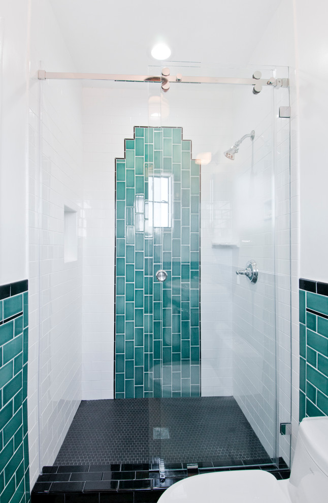 Источник вдохновения для домашнего уюта: ванная комната среднего размера в стиле фьюжн с открытым душем, раздельным унитазом, синей плиткой, керамогранитной плиткой, белыми стенами, полом из мозаичной плитки, раковиной с пьедесталом, разноцветным полом, душем с раздвижными дверями и белой столешницей