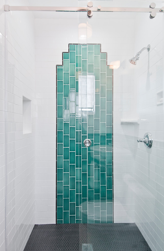 Inspiration för mellanstora eklektiska vitt badrum, med en öppen dusch, en toalettstol med separat cisternkåpa, blå kakel, porslinskakel, vita väggar, mosaikgolv, ett piedestal handfat, flerfärgat golv och dusch med skjutdörr