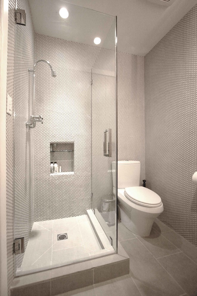 ロサンゼルスにある高級な中くらいなモダンスタイルのおしゃれなマスターバスルーム (アンダーカウンター洗面器、濃色木目調キャビネット、ドロップイン型浴槽、分離型トイレ、白いタイル、白い壁、ライムストーンの床、アルコーブ型シャワー、モザイクタイル、グレーの床、開き戸のシャワー) の写真