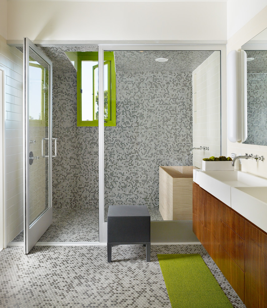 Foto di una stanza da bagno contemporanea con doccia alcova, piastrelle grigie, piastrelle a mosaico, pareti multicolore, pavimento con piastrelle a mosaico e lavabo da incasso