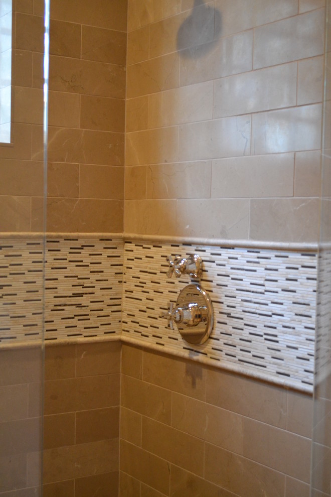Пример оригинального дизайна: ванная комната в стиле неоклассика (современная классика) с душем в нише, бежевой плиткой, плиткой мозаикой и душевой кабиной