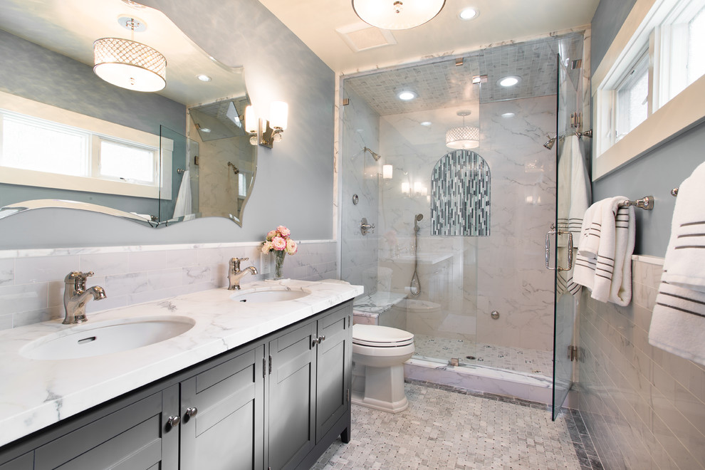 Стильный дизайн: ванная комната в классическом стиле с душем в нише и серыми фасадами - последний тренд