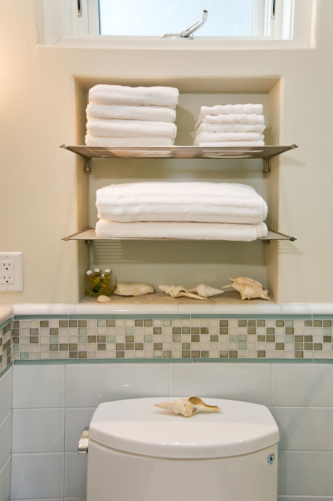 Esempio di una stanza da bagno tradizionale con nessun'anta, ante in legno bruno, WC a due pezzi e piastrelle blu
