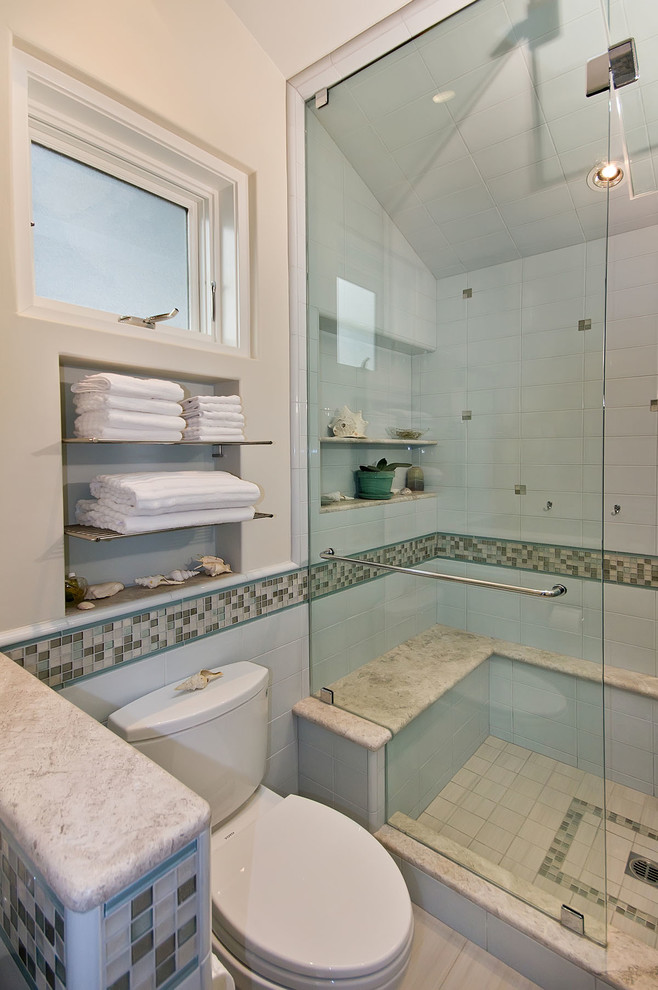 Ejemplo de cuarto de baño tradicional renovado con armarios abiertos, puertas de armario de madera en tonos medios, sanitario de dos piezas y baldosas y/o azulejos azules