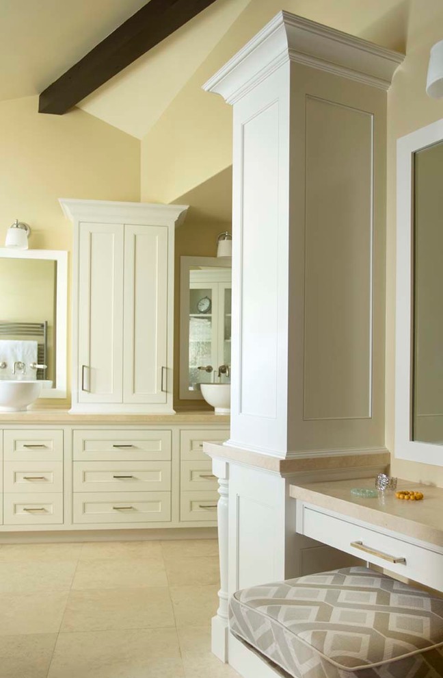 Источник вдохновения для домашнего уюта: большая главная ванная комната в стиле кантри с фасадами островного типа, белыми фасадами, двойным душем, унитазом-моноблоком, разноцветной плиткой, плиткой из листового стекла, желтыми стенами, полом из известняка, врезной раковиной и столешницей из известняка