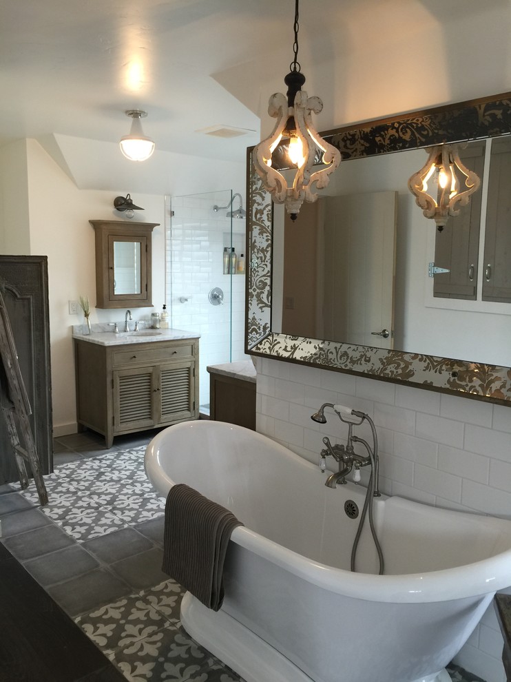 Klassisk inredning av ett stort en-suite badrum, med skåp i slitet trä, ett fristående badkar, en öppen dusch, vit kakel, keramikplattor, vita väggar, klinkergolv i porslin, kaklad bänkskiva, luckor med lamellpanel och ett undermonterad handfat