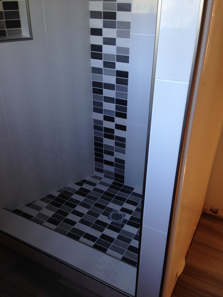 Imagen de cuarto de baño contemporáneo de tamaño medio con ducha esquinera, baldosas y/o azulejos blancas y negros, baldosas y/o azulejos de cerámica y ducha abierta