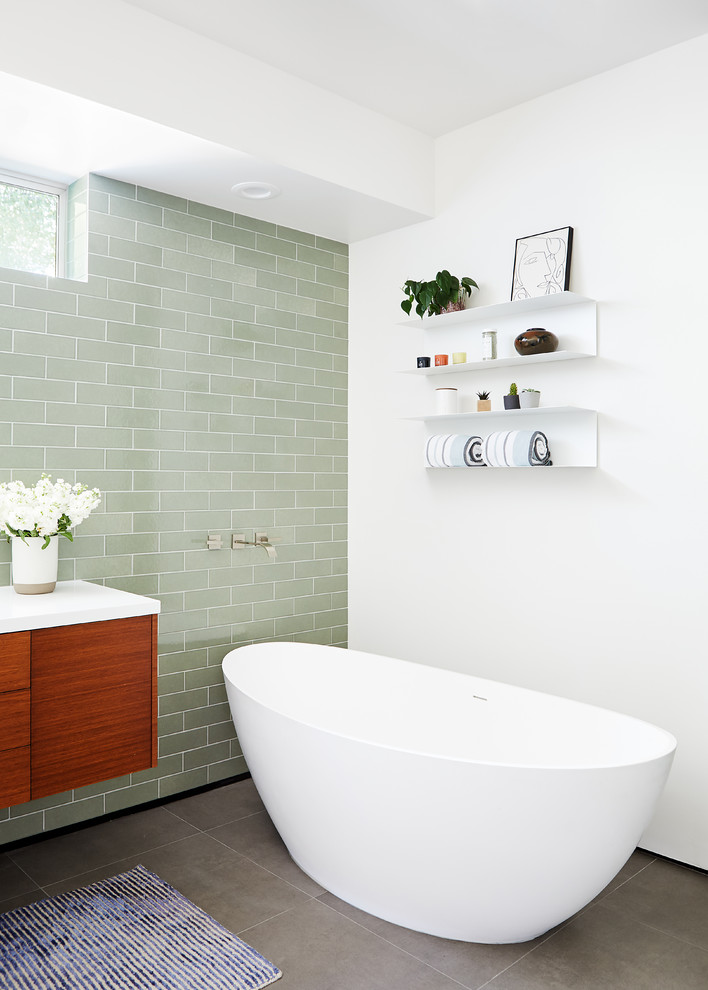 Пример оригинального дизайна: ванная комната в современном стиле с плоскими фасадами, темными деревянными фасадами, зеленой плиткой, плиткой кабанчик, белыми стенами, серым полом и белой столешницей