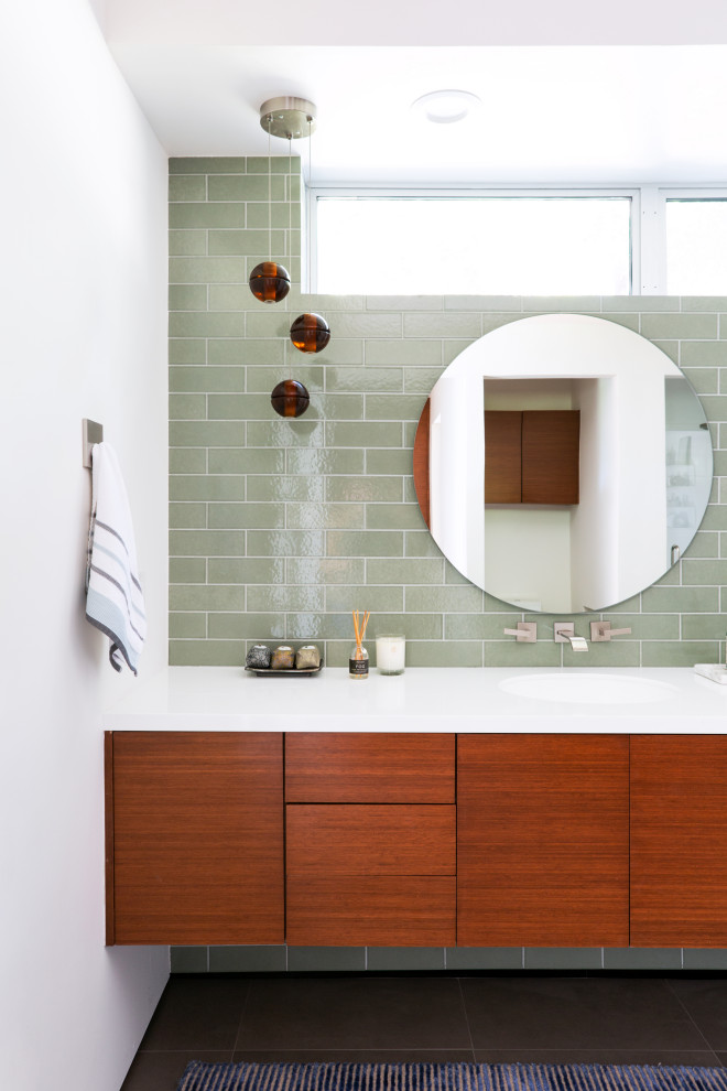 Idee per una stanza da bagno minimal con ante nere, piastrelle verdi, pareti bianche, lavabo sottopiano, pavimento grigio e top bianco