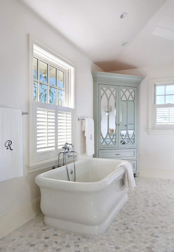 Inredning av ett klassiskt stort en-suite badrum, med grå skåp, ett fristående badkar, en dusch i en alkov, vita väggar, marmorgolv, ett undermonterad handfat, marmorbänkskiva, vitt golv, dusch med gångjärnsdörr och luckor med infälld panel