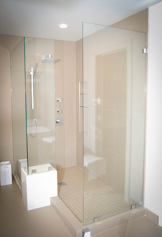 Modern inredning av ett badrum, med en dusch i en alkov