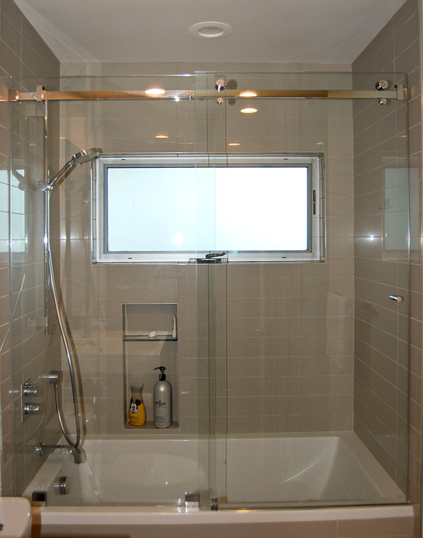 Exempel på ett stort modernt en-suite badrum, med ett hörnbadkar och en dusch/badkar-kombination