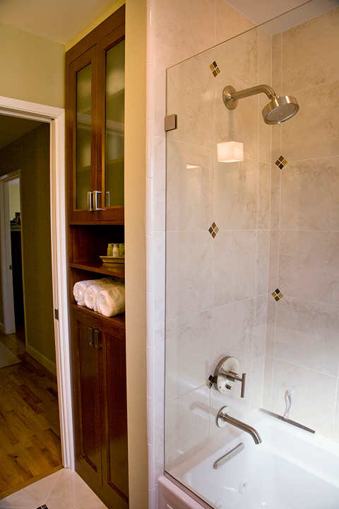 Idéer för ett litet klassiskt badrum med dusch, med ett nedsänkt handfat, skåp i mellenmörkt trä, en dusch i en alkov, en toalettstol med hel cisternkåpa, beige väggar och klinkergolv i keramik