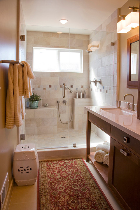 Foto på ett litet vintage badrum med dusch, med ett nedsänkt handfat, skåp i mellenmörkt trä, en dusch i en alkov, en toalettstol med hel cisternkåpa, beige väggar och klinkergolv i keramik