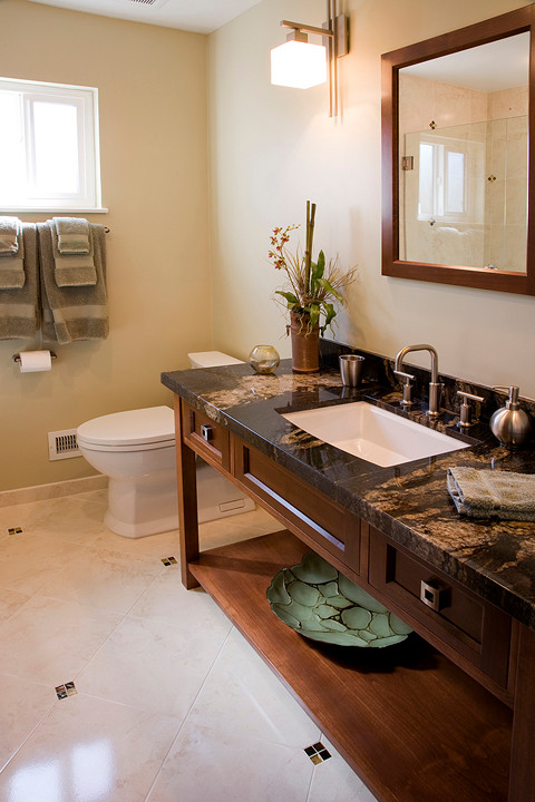 Esempio di una stanza da bagno padronale classica di medie dimensioni con lavabo da incasso, ante in legno scuro, doccia alcova, WC monopezzo, pareti beige e pavimento con piastrelle in ceramica
