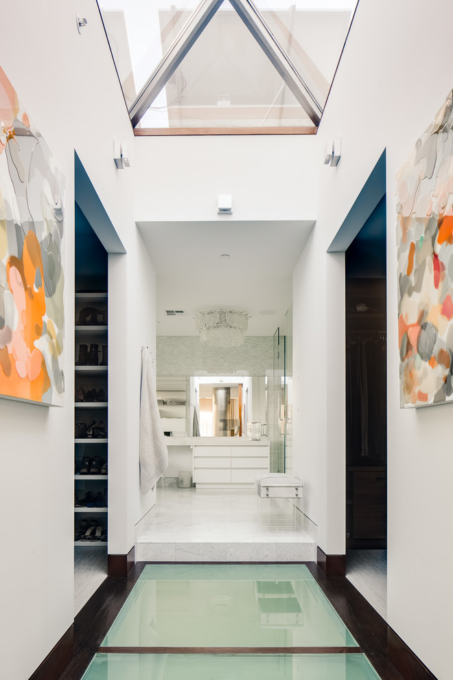 Großes Modernes Badezimmer En Suite mit integriertem Waschbecken, Marmorboden, flächenbündigen Schrankfronten, weißen Schränken, Duschnische, Steinfliesen, weißer Wandfarbe, Mineralwerkstoff-Waschtisch, weißem Boden und Falttür-Duschabtrennung in San Francisco