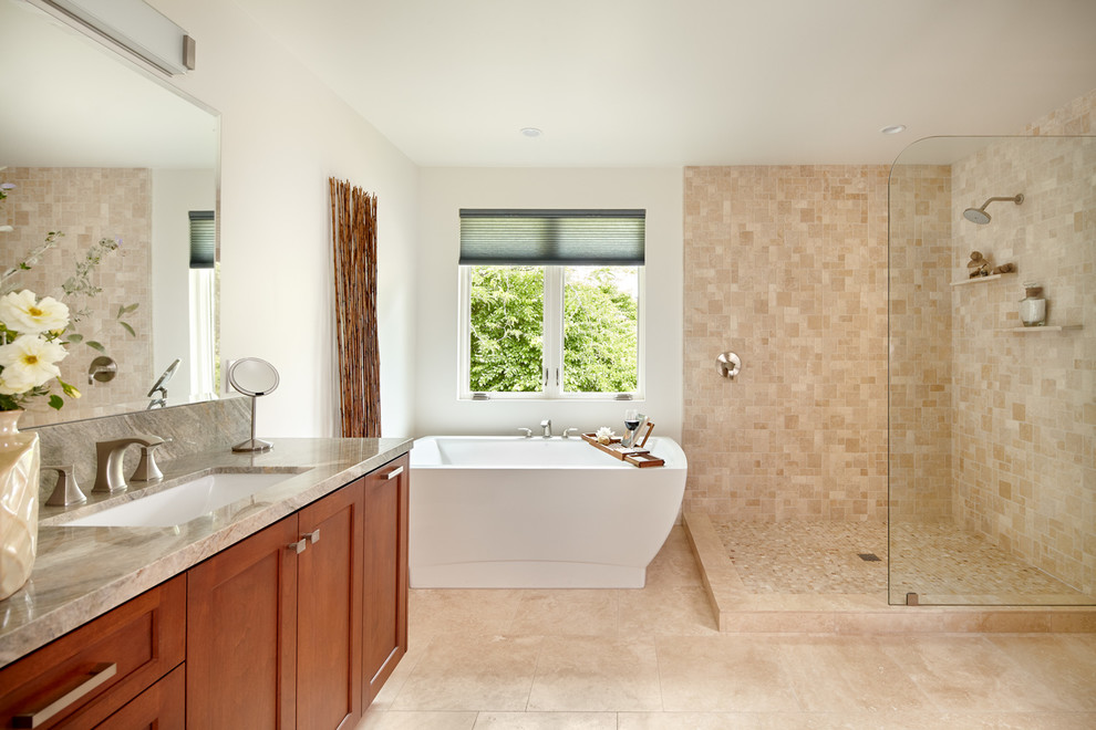 Idée de décoration pour une salle de bain tradition avec un placard à porte shaker, des portes de placard beiges, une baignoire indépendante, un carrelage beige, un mur blanc, un lavabo encastré, un sol beige et un plan de toilette gris.