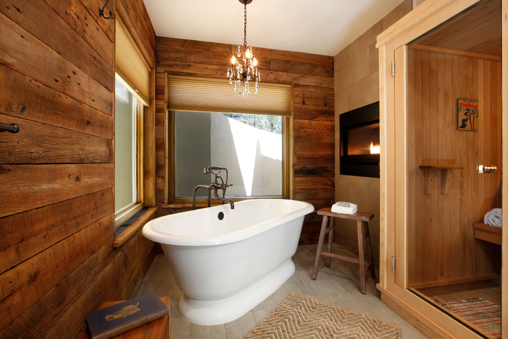 Imagen de cuarto de baño rústico con bañera exenta y paredes marrones