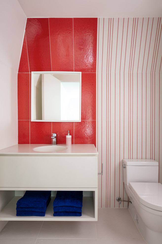 Réalisation d'une grande salle d'eau design avec des portes de placard blanches, un carrelage rouge, un carrelage en pâte de verre, un mur multicolore, un sol en carrelage de céramique, un lavabo encastré, un plan de toilette en quartz modifié, un sol blanc et un plan de toilette blanc.