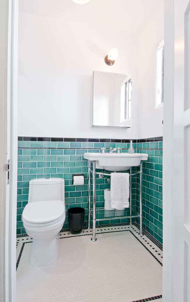 ロサンゼルスにある低価格の小さなエクレクティックスタイルのおしゃれな浴室 (アルコーブ型シャワー、分離型トイレ、青いタイル、セラミックタイル、白い壁、モザイクタイル、ペデスタルシンク、マルチカラーの床、引戸のシャワー) の写真