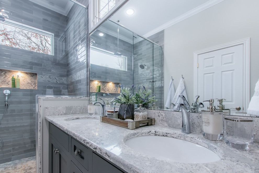 Exempel på ett mellanstort klassiskt grå grått en-suite badrum, med skåp i shakerstil, grå skåp, en öppen dusch, en toalettstol med separat cisternkåpa, grå kakel, keramikplattor, grå väggar, klinkergolv i keramik, ett undermonterad handfat, granitbänkskiva, beiget golv och dusch med gångjärnsdörr