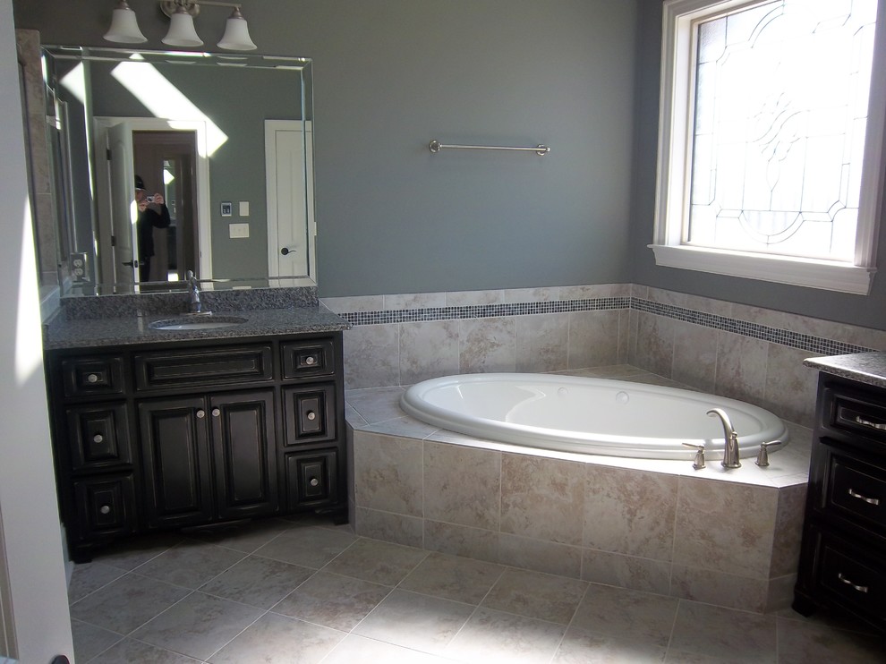Example of a classic bathroom design in Raleigh
