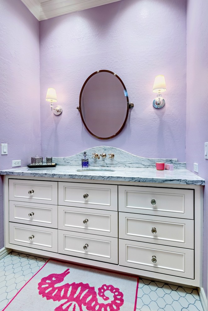 Foto di una stanza da bagno classica con ante con riquadro incassato, ante bianche, lavabo sottopiano e top in marmo