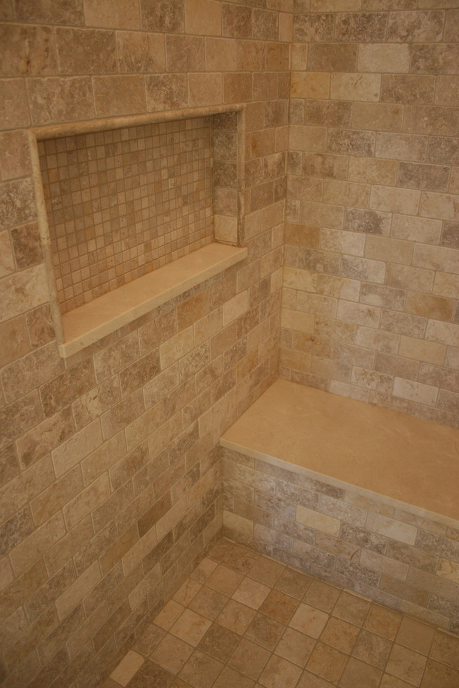 Idéer för att renovera ett stort vintage en-suite badrum, med ett undermonterad handfat, vita skåp, beige kakel, beige väggar, stenkakel och travertin golv