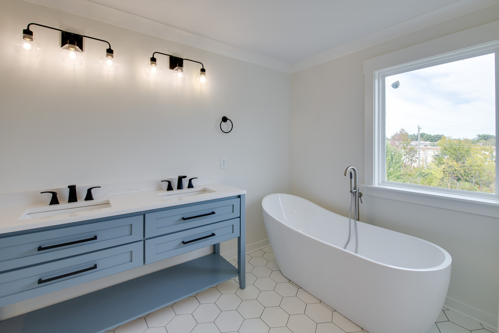 Idéer för ett stort lantligt vit en-suite badrum, med möbel-liknande, blå skåp, ett fristående badkar, en dusch i en alkov, vita väggar, klinkergolv i keramik, ett undermonterad handfat, bänkskiva i kvartsit, vitt golv och dusch med gångjärnsdörr