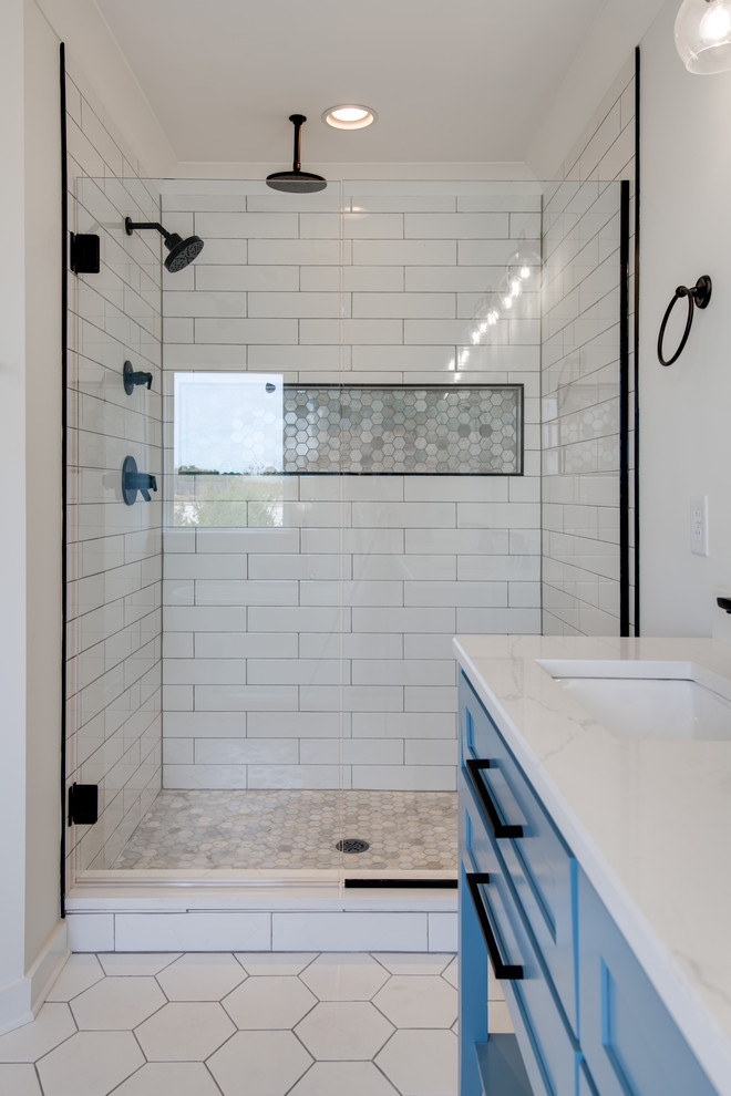 Inspiration för stora lantliga vitt en-suite badrum, med blå skåp, ett fristående badkar, en dusch i en alkov, vita väggar, klinkergolv i keramik, ett undermonterad handfat, bänkskiva i kvartsit, vitt golv, dusch med gångjärnsdörr och skåp i shakerstil