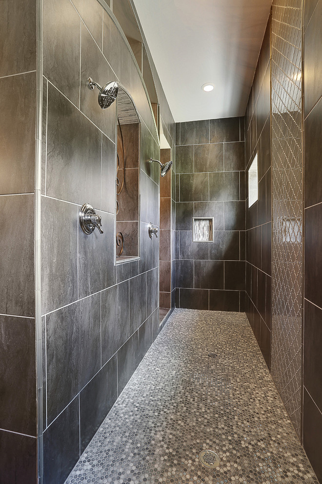 Exempel på ett klassiskt badrum, med en dubbeldusch, brun kakel och mosaikgolv