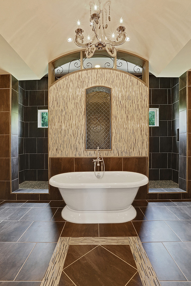 Свежая идея для дизайна: ванная комната в классическом стиле с отдельно стоящей ванной, открытым душем, коричневой плиткой и открытым душем - отличное фото интерьера