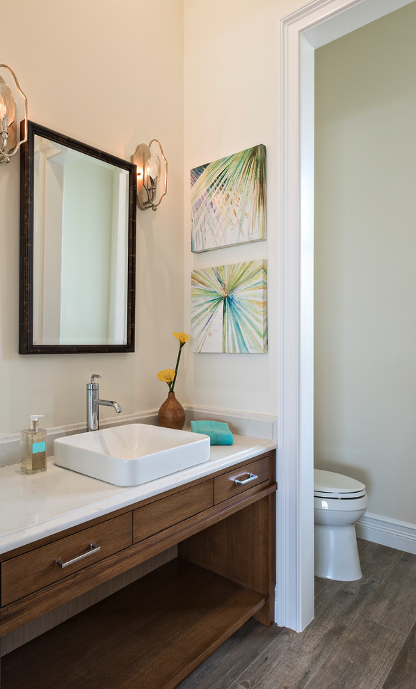 Mittelgroßes Klassisches Duschbad mit flächenbündigen Schrankfronten, hellbraunen Holzschränken, beiger Wandfarbe, braunem Holzboden, Aufsatzwaschbecken und Mineralwerkstoff-Waschtisch in Miami