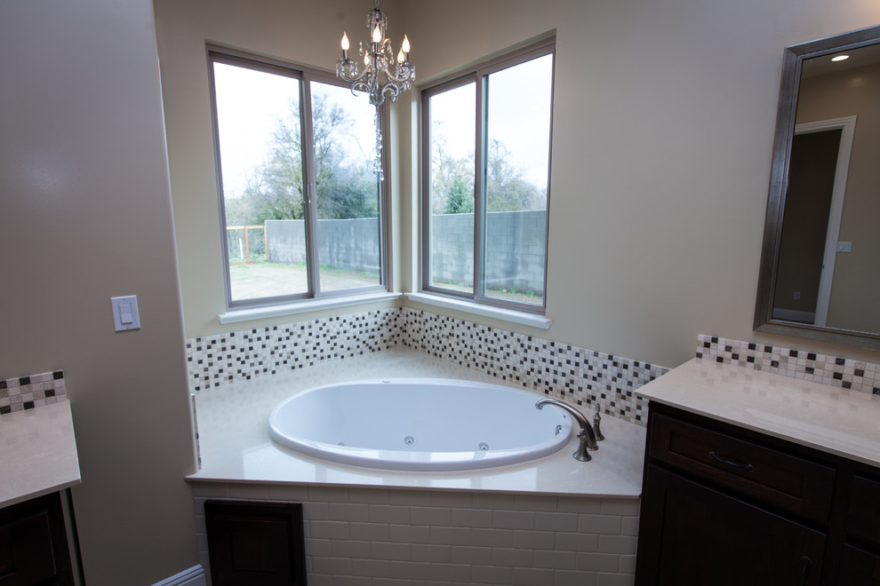 Inredning av ett klassiskt mellanstort badrum, med skåp i shakerstil, skåp i mörkt trä, ett platsbyggt badkar, grå kakel, vit kakel, mosaik, bruna väggar och bänkskiva i kvarts