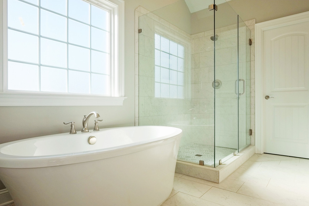 Inredning av ett klassiskt mellanstort en-suite badrum, med luckor med infälld panel, grå skåp, ett fristående badkar, en hörndusch, beige kakel, keramikplattor, beige väggar, klinkergolv i keramik, ett undermonterad handfat, granitbänkskiva, beiget golv och dusch med gångjärnsdörr
