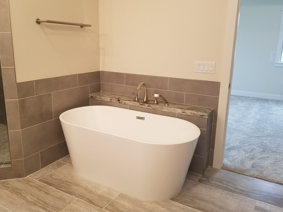 Immagine di una stanza da bagno padronale american style di medie dimensioni con vasca freestanding, doccia ad angolo e porta doccia a battente