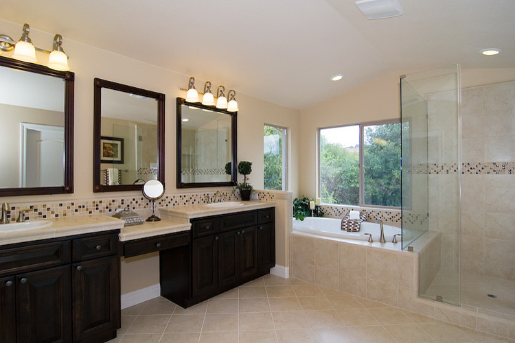 Example of a tuscan bathroom design in Sacramento