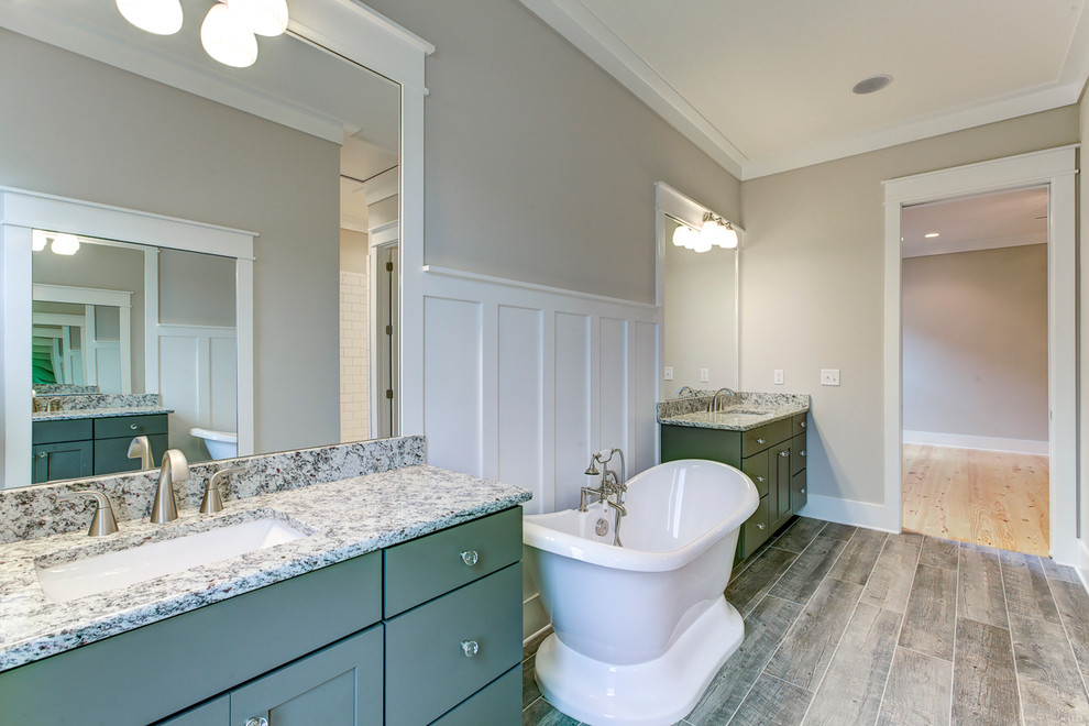 Exemple d'une grande salle de bain principale nature avec un placard à porte shaker, des portes de placard grises, une baignoire indépendante, une douche ouverte, WC séparés, un carrelage gris, des carreaux de céramique, un mur gris, un sol en carrelage de céramique, un lavabo encastré et un plan de toilette en granite.