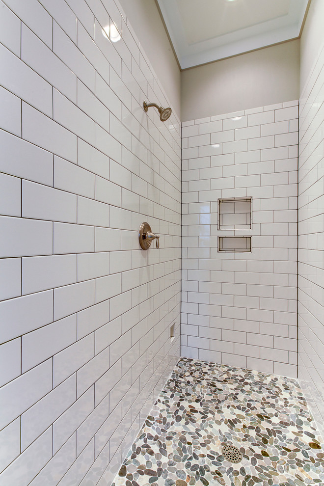 Inredning av ett lantligt stort en-suite badrum, med skåp i shakerstil, grå skåp, ett fristående badkar, en öppen dusch, en toalettstol med separat cisternkåpa, grå kakel, keramikplattor, grå väggar, klinkergolv i keramik, ett undermonterad handfat och granitbänkskiva