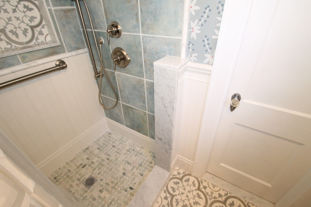 Ispirazione per una stanza da bagno boho chic di medie dimensioni con doccia alcova, lavabo sottopiano, top in granito, pavimento beige e doccia con tenda