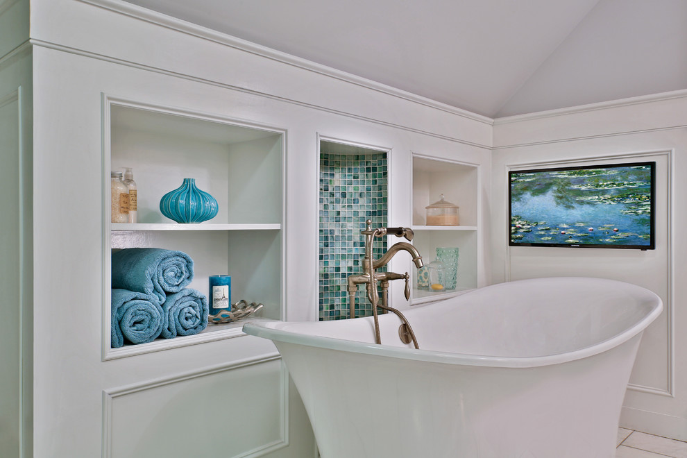 Exemple d'une grande salle de bain principale chic avec un placard avec porte à panneau encastré, des portes de placard blanches, une baignoire indépendante, une douche d'angle, un carrelage blanc, mosaïque, un mur gris, un sol en marbre, un lavabo encastré et un plan de toilette en marbre.