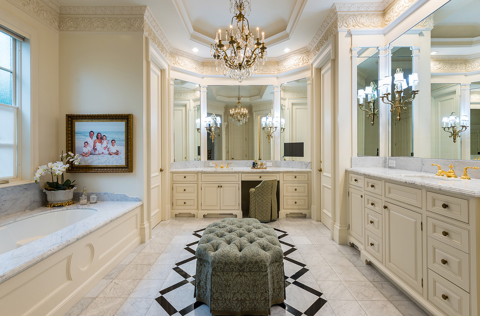 Пример оригинального дизайна: главная ванная комната в классическом стиле с фасадами с выступающей филенкой, бежевыми фасадами, накладной ванной, бежевыми стенами, врезной раковиной, бежевым полом и серой столешницей