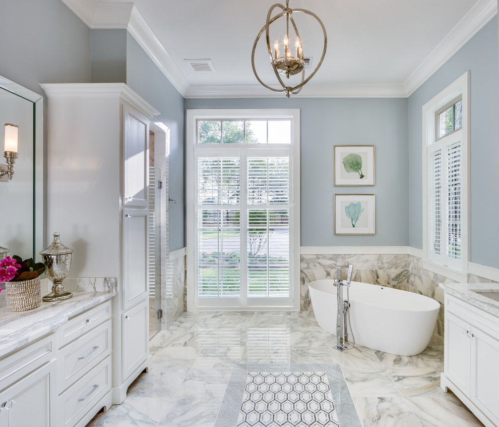 Свежая идея для дизайна: главная ванная комната в классическом стиле с фасадами с утопленной филенкой, белыми фасадами, отдельно стоящей ванной, разноцветной плиткой, синими стенами, разноцветным полом и разноцветной столешницей - отличное фото интерьера