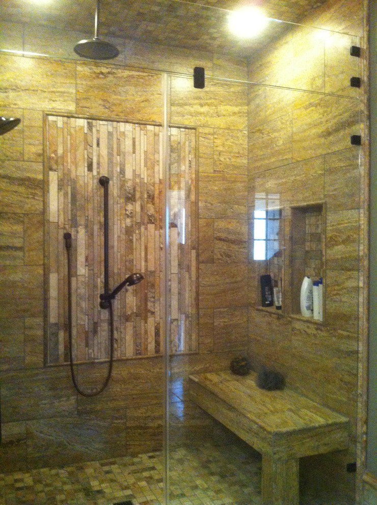 Eklektisches Badezimmer mit Duschnische, beigen Fliesen, Steinfliesen und Porzellan-Bodenfliesen in Sonstige