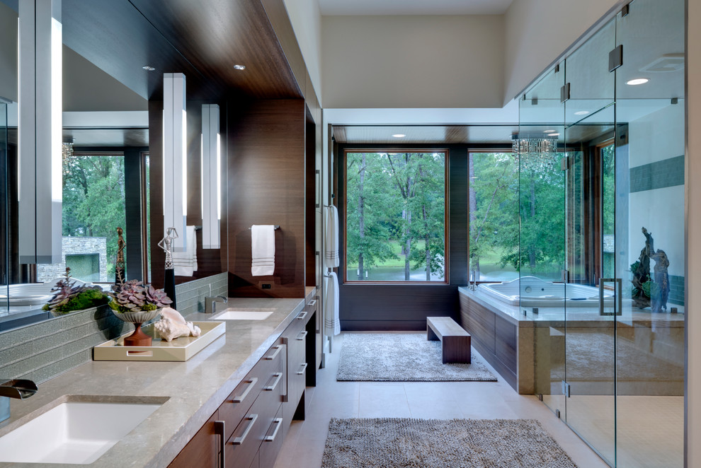 Cette image montre une salle de bain design avec une douche à l'italienne et un plan de toilette gris.