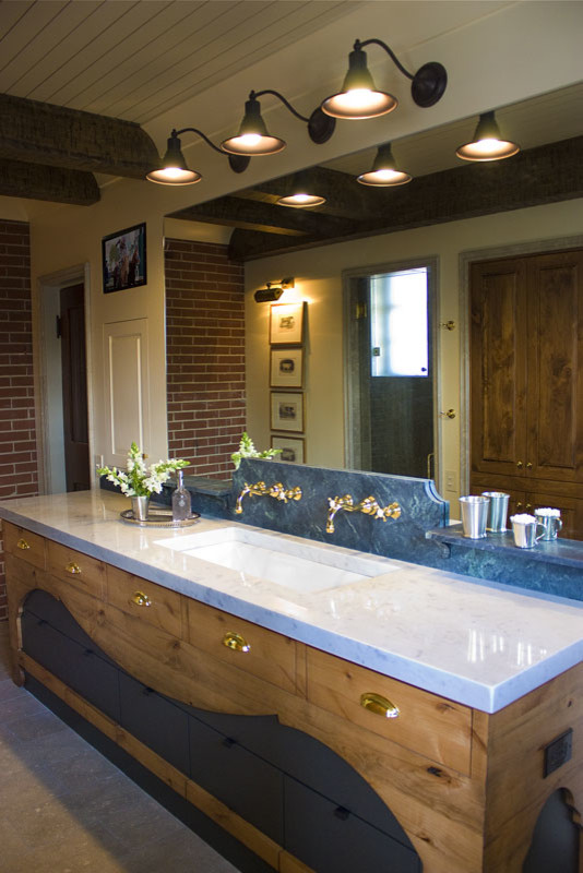 Foto på ett mellanstort vintage en-suite badrum, med släta luckor, skåp i mellenmörkt trä, gula väggar, klinkergolv i keramik och marmorbänkskiva