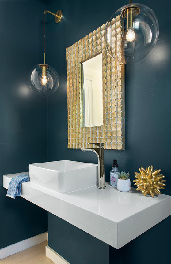 Kleines Klassisches Badezimmer mit blauer Wandfarbe, hellem Holzboden, Aufsatzwaschbecken und Quarzwerkstein-Waschtisch in Denver