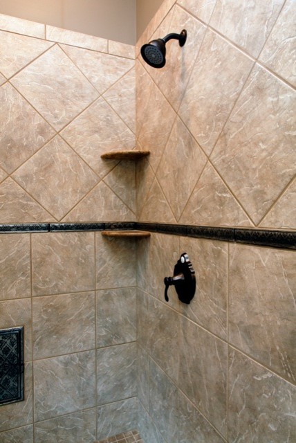Ispirazione per una stanza da bagno con doccia tradizionale di medie dimensioni con doccia ad angolo, piastrelle beige e piastrelle in travertino