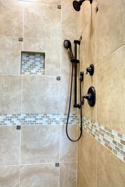 Idee per una stanza da bagno con doccia chic di medie dimensioni con doccia ad angolo, piastrelle beige e piastrelle in travertino