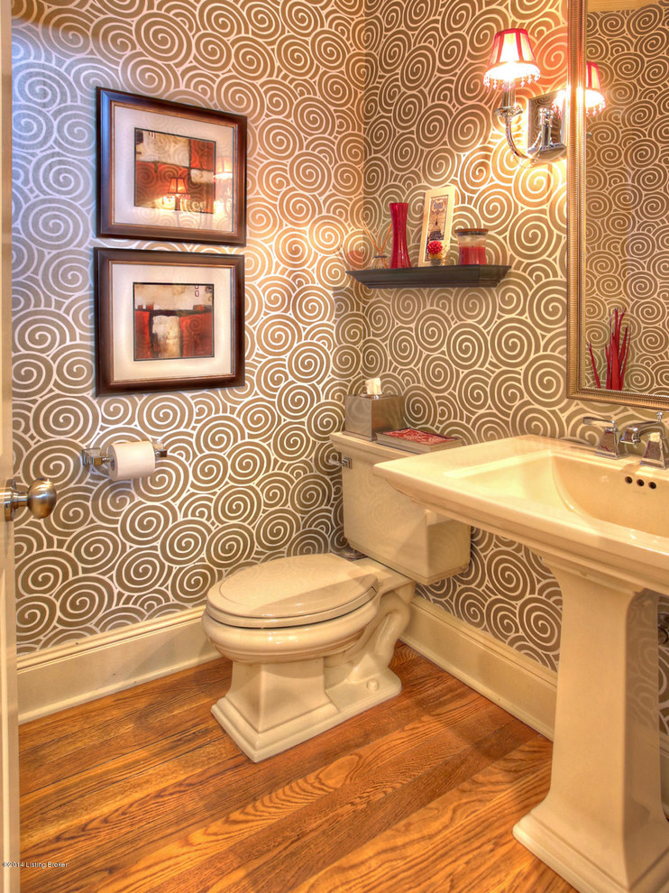 Immagine di un bagno di servizio chic con WC a due pezzi, pareti multicolore, pavimento in legno massello medio e lavabo a colonna
